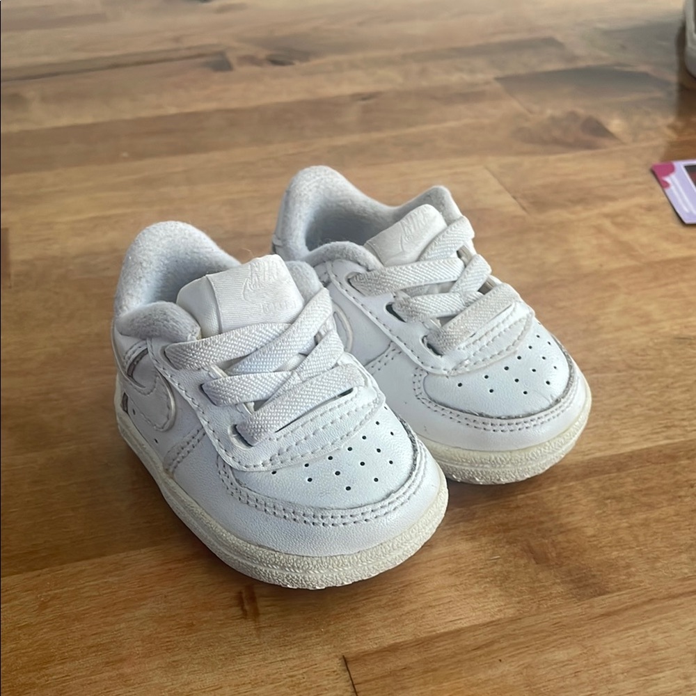Nike White Air Force 1 Sneakers Clean Leather Design